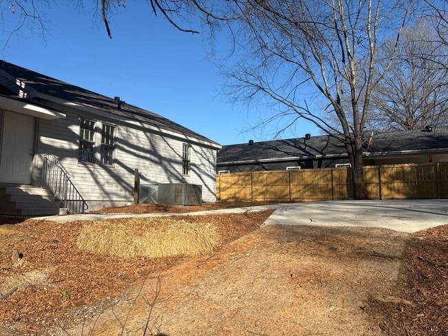 Building Photo - Deposit Special! You're Home Awaits