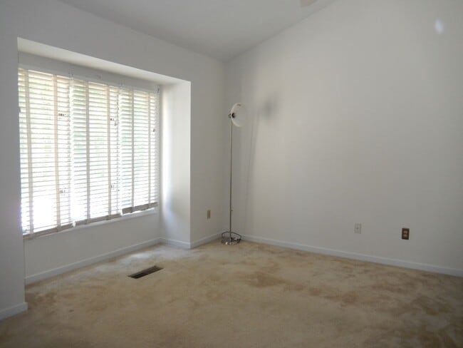 Building Photo - Fabulous Waterfront, 3 level townhouse