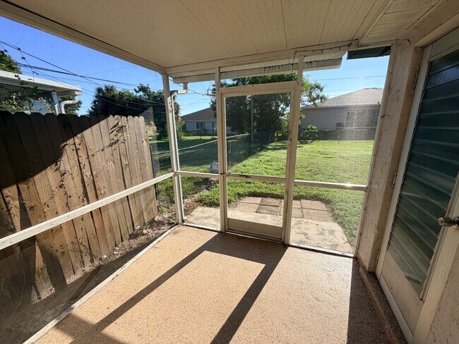 Building Photo - 2 Bed 2 Bath Duplex with Screened Lanai in SE Cape Coral