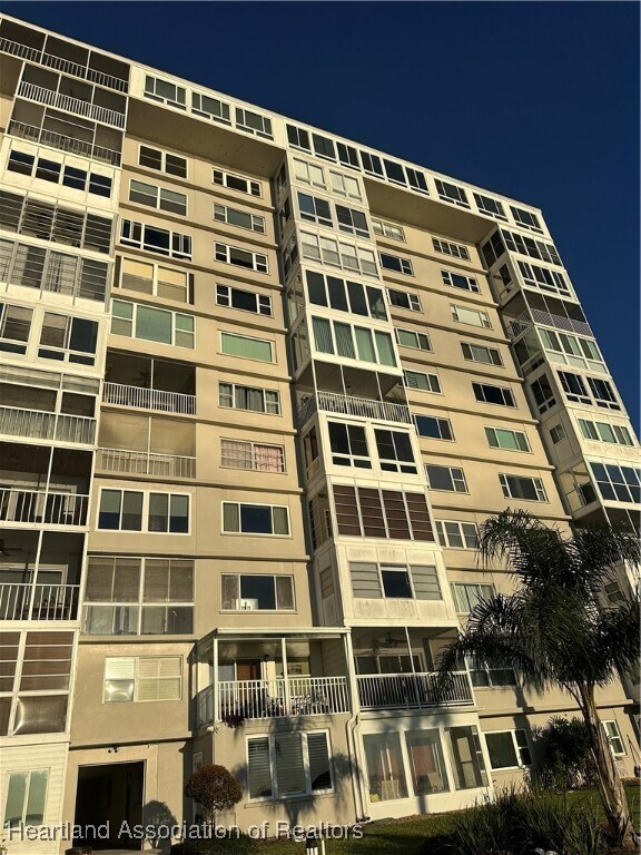 Building Photo - 2131 Lakeview Dr