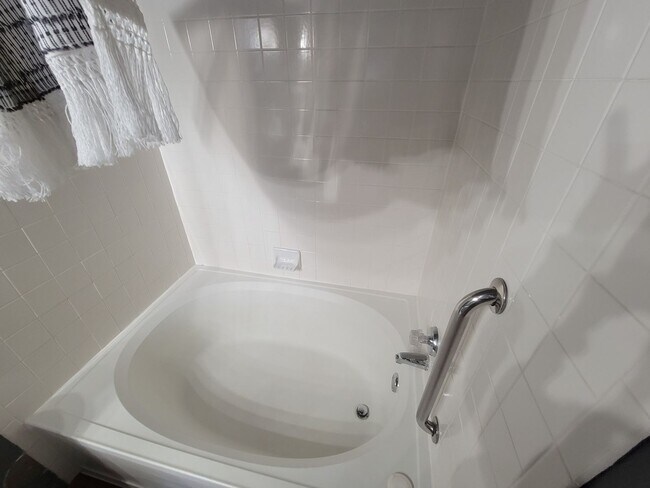 Building Photo - Fabulous Remodeled 2 bedroom , 2 bath Remodeled Condo in Country Club Greens