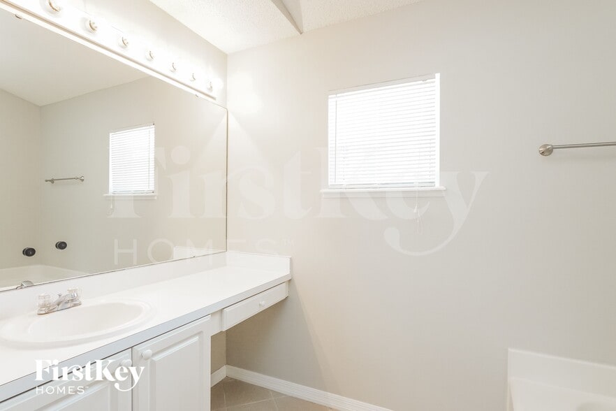 Building Photo - 729 Pincon Ln