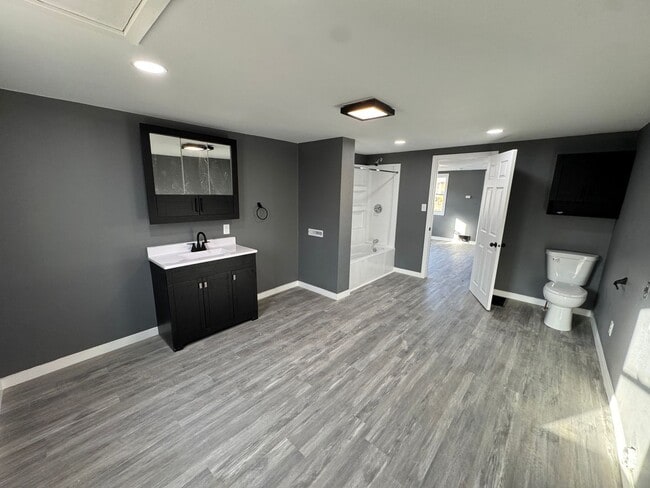 Building Photo - Updated 1-Bedroom Home with Garage!