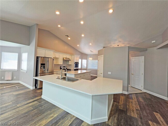 Building Photo - 3630 E Vineyard Dr