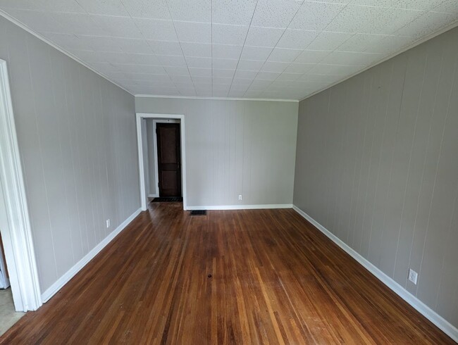 Building Photo - Charming 2-Bedroom Home in North Linden – ...