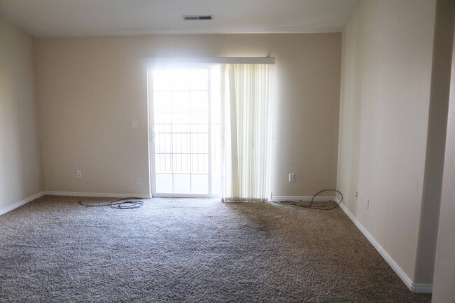 Building Photo - Top Level Westbury Condo for Rent!