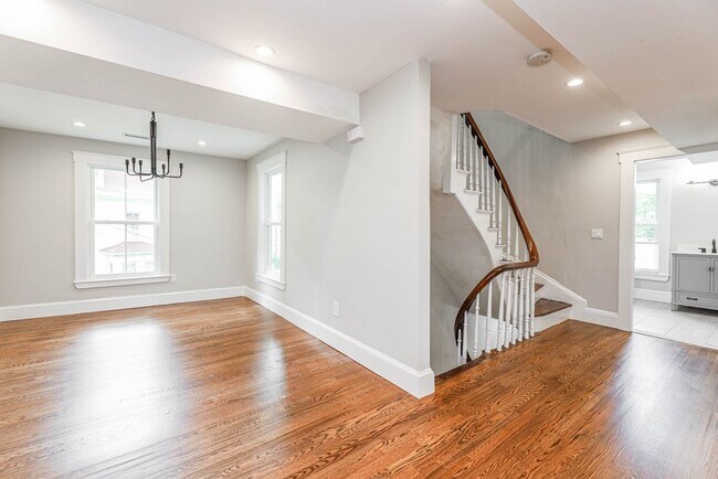 Building Photo - Modern 4bed 3 Bath with 3 parking