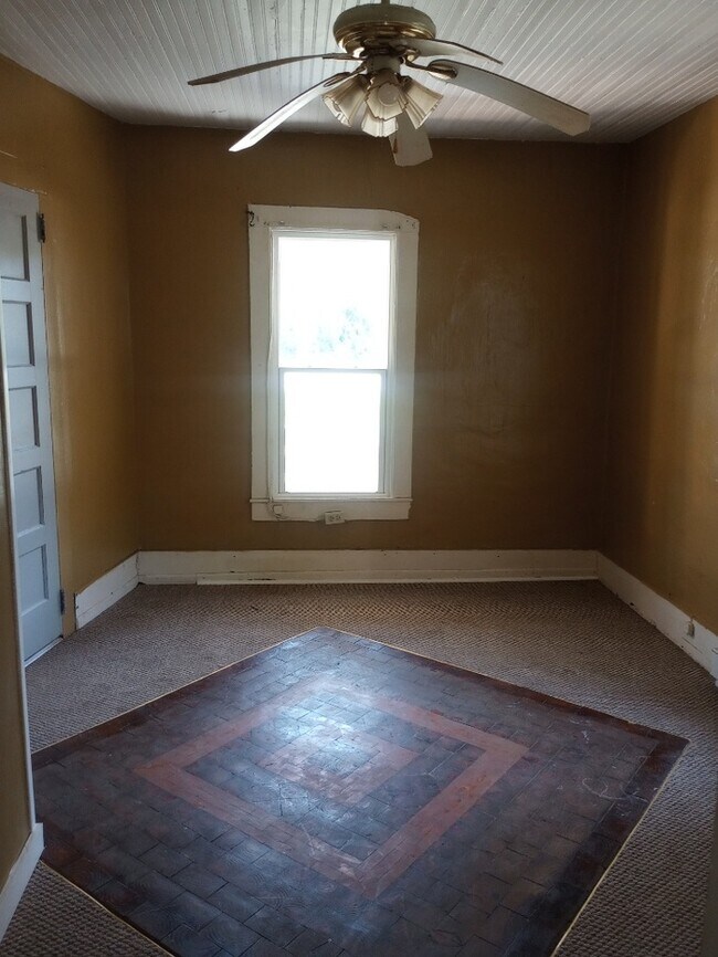 Building Photo - Price Drop! 2 Bedroom 1 Bathroom