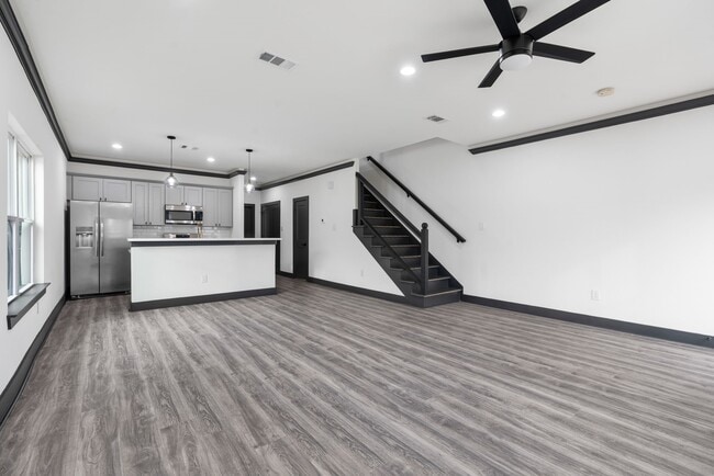 Building Photo - 911 Panama St