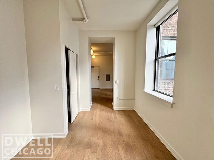 Building Photo - 102 W Chicago Ave