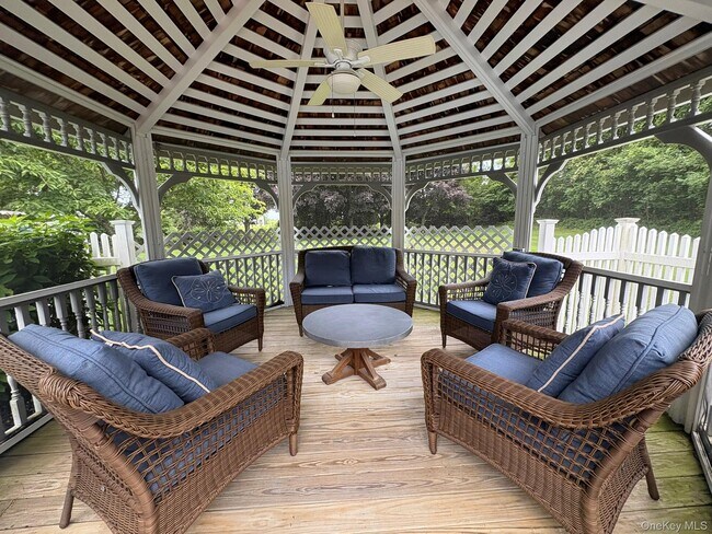 Building Photo - 365 Chablis Path