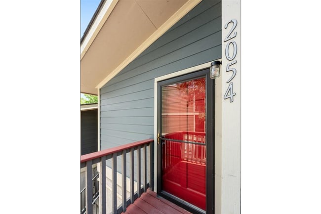 Building Photo - Updated one bedroom condo in heart of Austin!