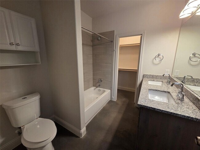 Building Photo - 800 Woodview Dr