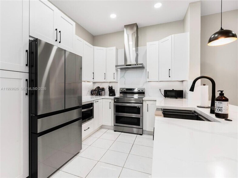 Building Photo - 835 NE 17th Way