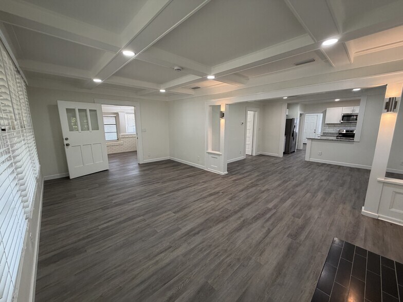 Building Photo - 2 Bed/1.5 Bath