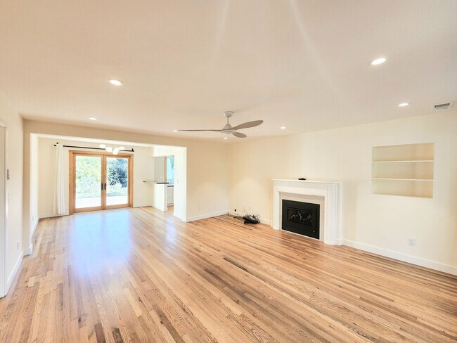 Building Photo - Two bedroom house in Redwood City