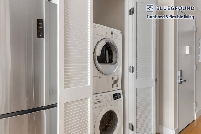 Building Photo - 515 W 47th St