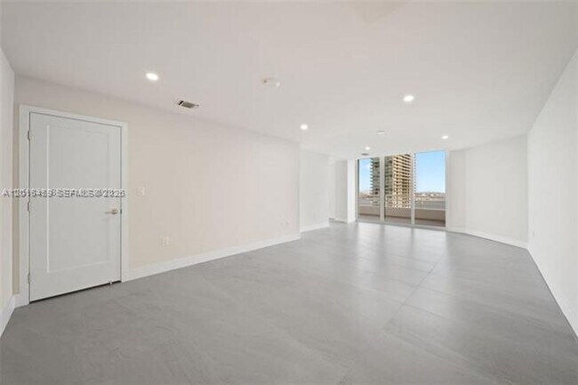Building Photo - 555 NE 34th St