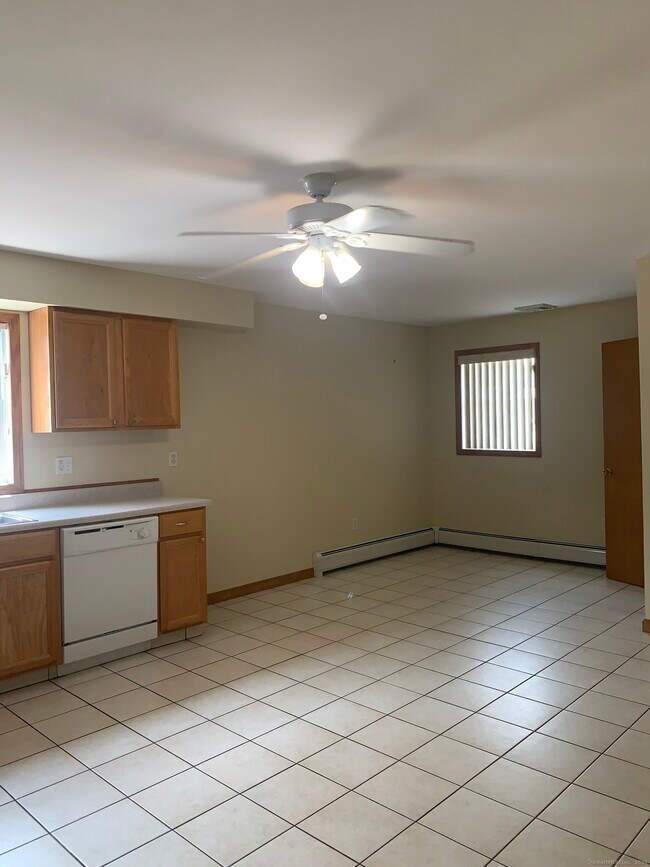 Building Photo - 30 1/2 Mallory St