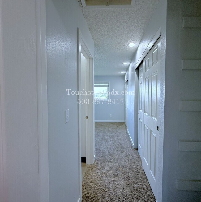 Building Photo - Inviting East Portland Apartment with Bright Living and Everyday Comfort