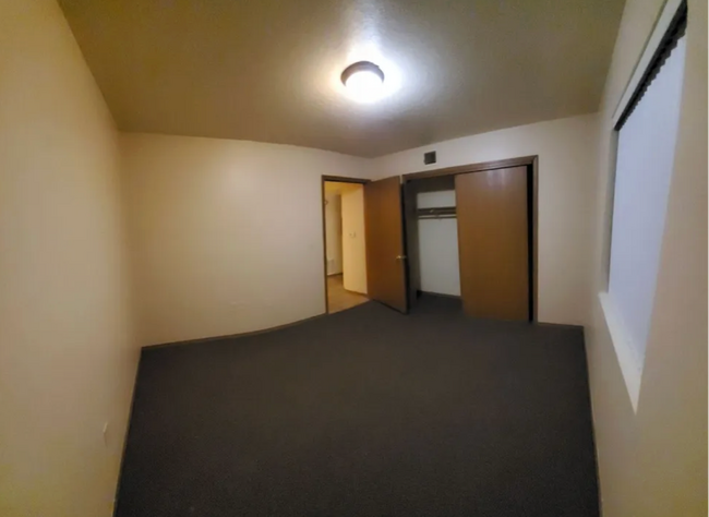 Building Photo - Cozy 2 Bedroom Apartment with Great Layout & Prime Location