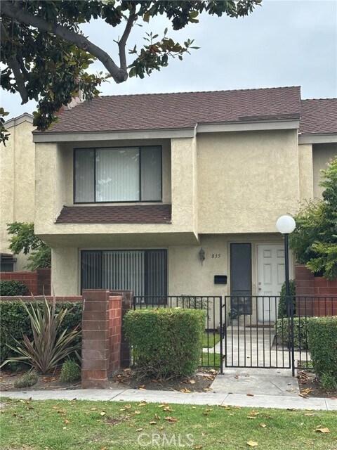 Building Photo - 835 W Orangewood Ave