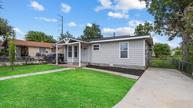 Building Photo - Charming 3-Bedroom Home with Spacious Backyard!