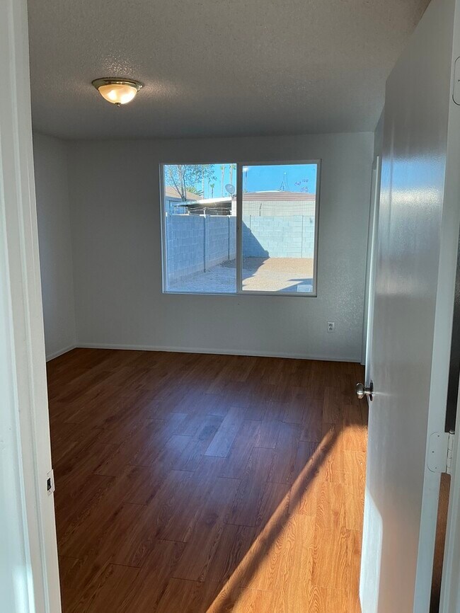 Building Photo - 513 N 69th Ave