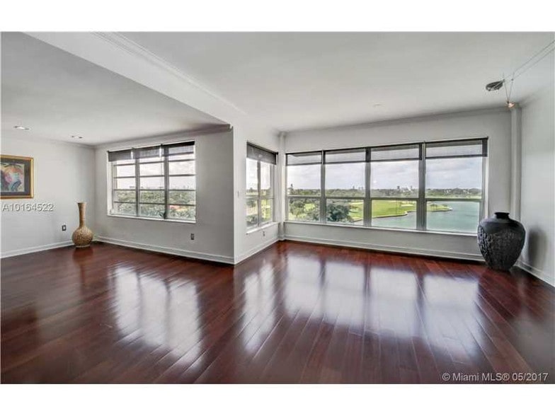 Building Photo - 9100 W Bay Harbor Dr