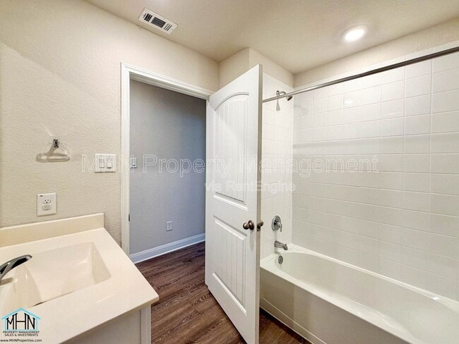 Building Photo - 1405 Redwood Crk