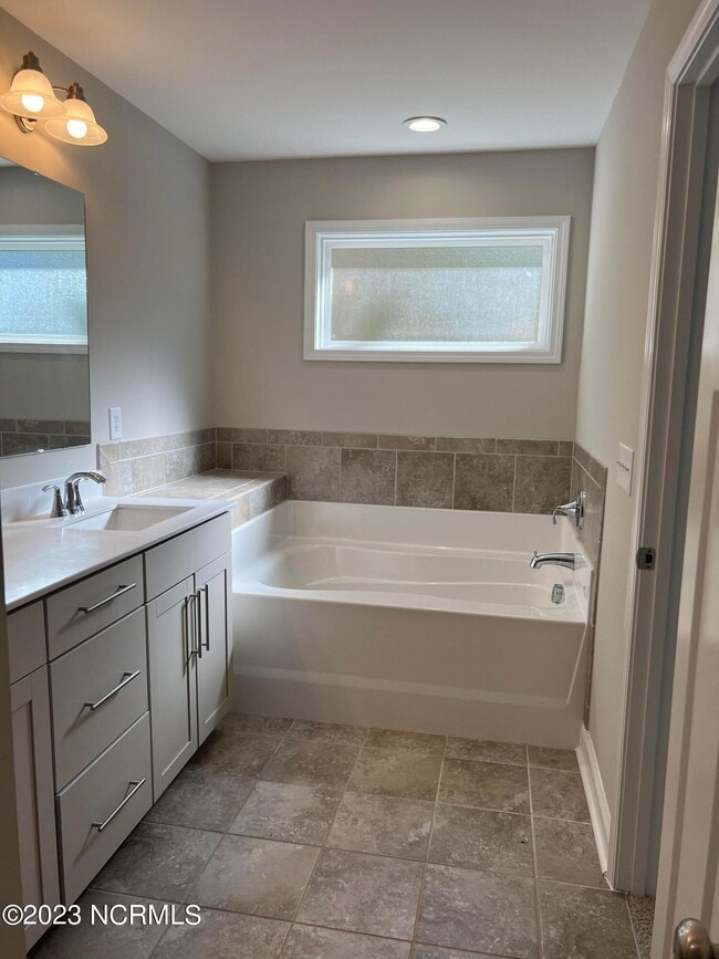 Building Photo - 412 Palisades Dr