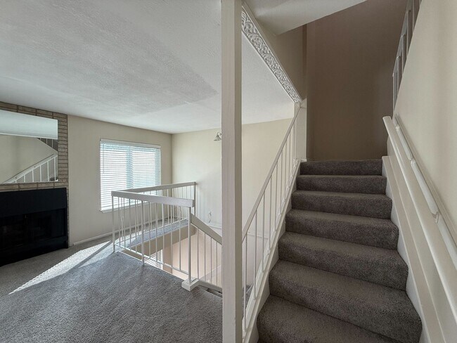 Building Photo - 3 Bed 2.5 Bath Available NOW!!! 2 Car Gara...