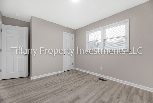 Building Photo - 2331 Woodleaf Dr