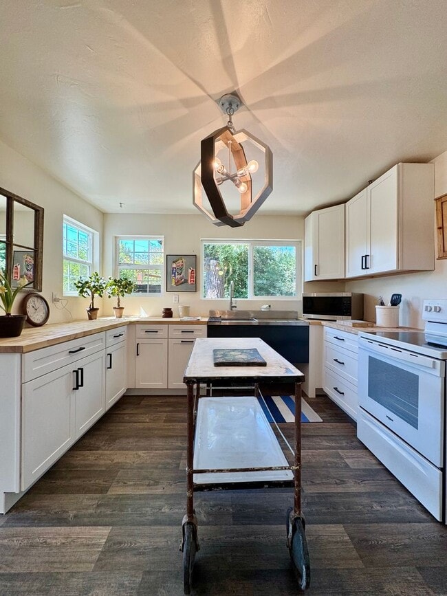 Building Photo - Available For 4+ Months!* Rare Find Furnished Saint Helena Gem, “Upper Tainter” 2 Bedrooms, 2 Bat...