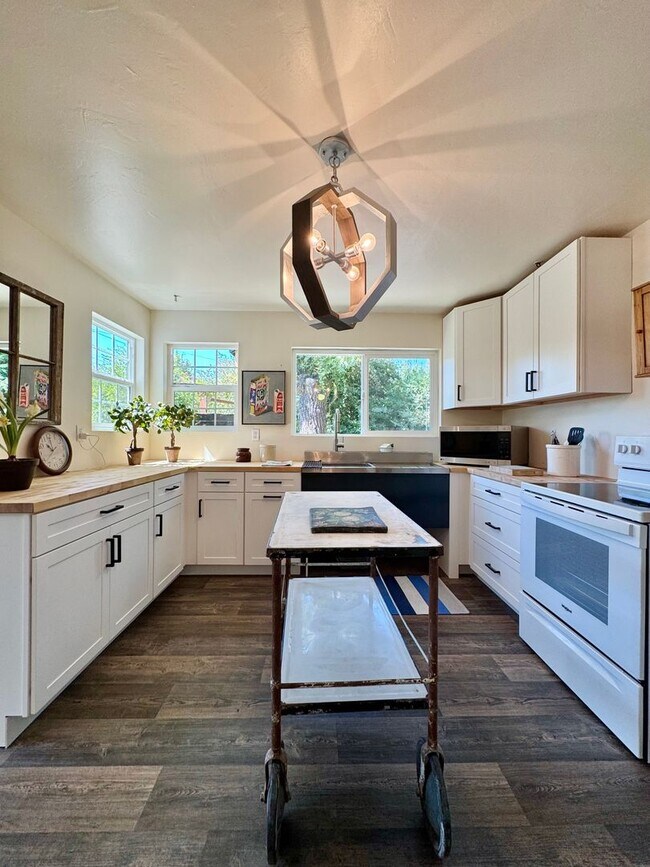 Building Photo - Rare Find Furnished Saint Helena Gem, “Upp...