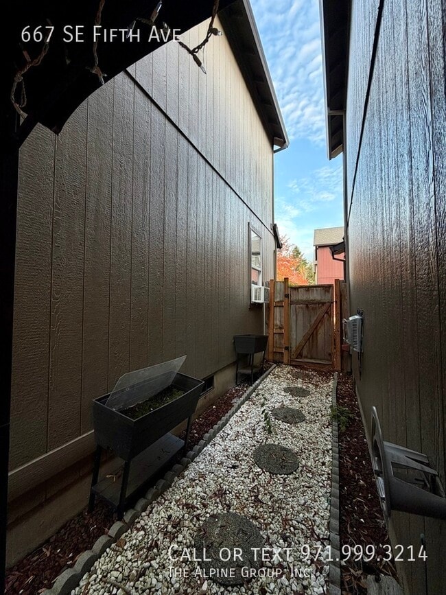 Building Photo - 667 SE Fifth Ave-