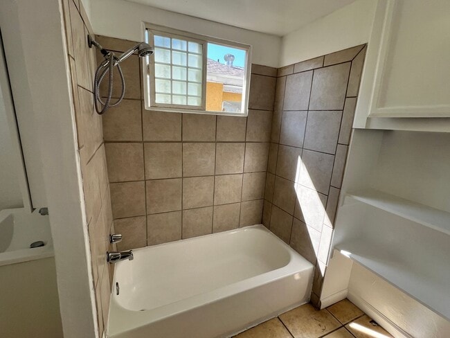 Building Photo - 3 Bedroom 1 Bath duplex with updated kitchen