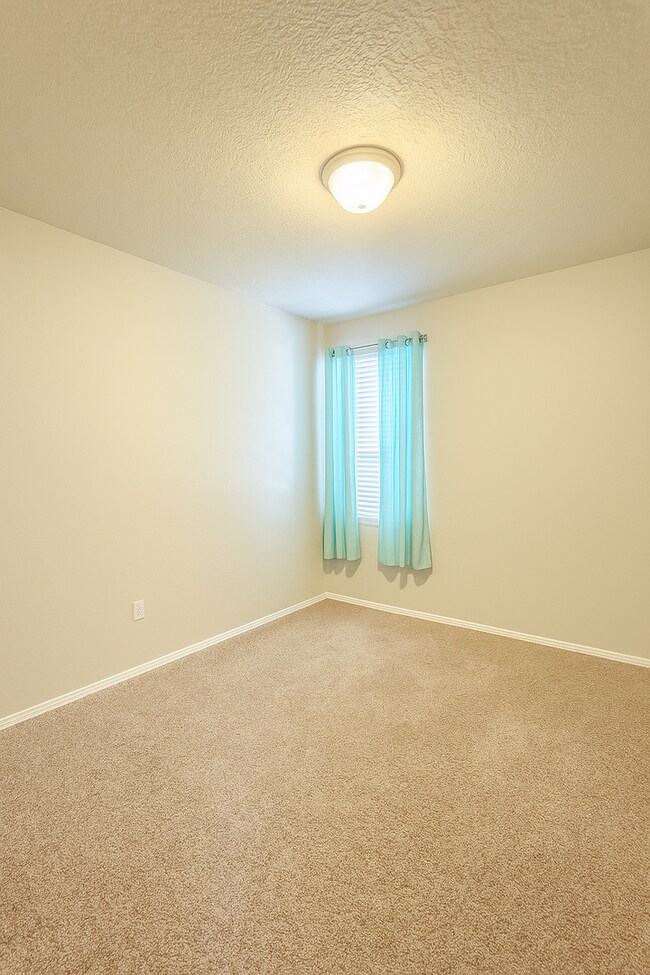 Building Photo - Available Dec 10th! 3bed 2bath