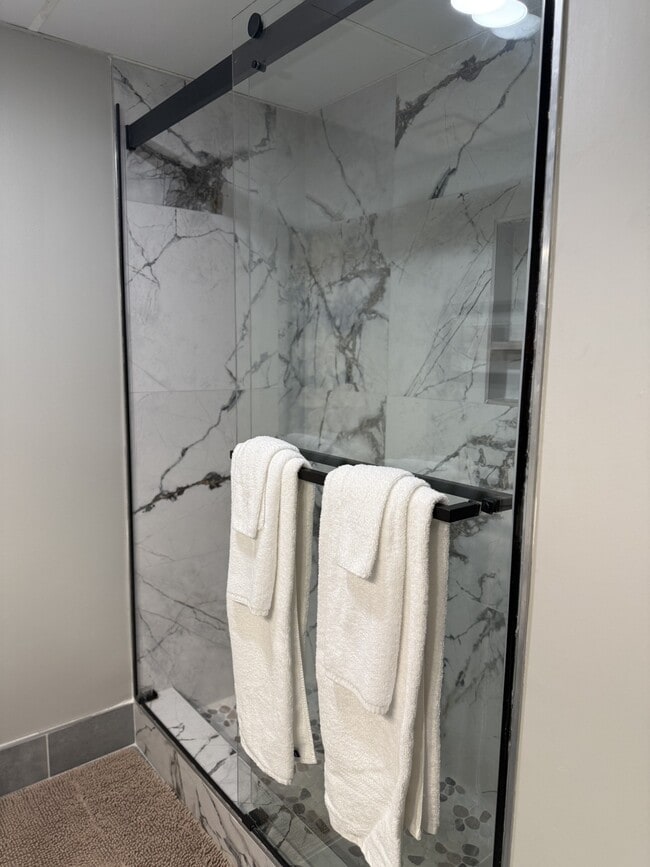 Building Photo - 6666 Brookmont Terrace