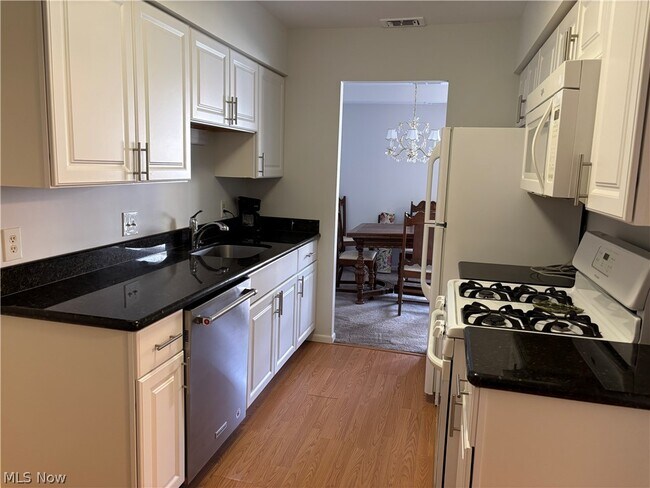 Building Photo - 2112 Acacia Park Dr