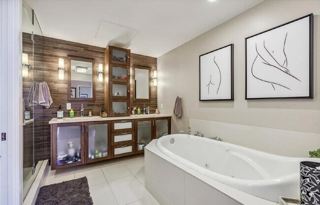 Building Photo - Downtown Loft Living at its Best