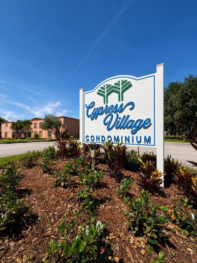 Building Photo - 7160 Fairway Dr