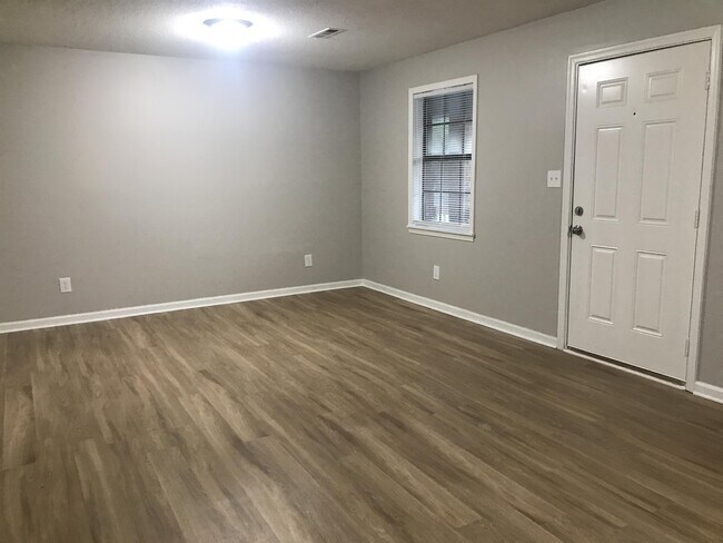 Building Photo - 2509 Green Oaks Ct SE