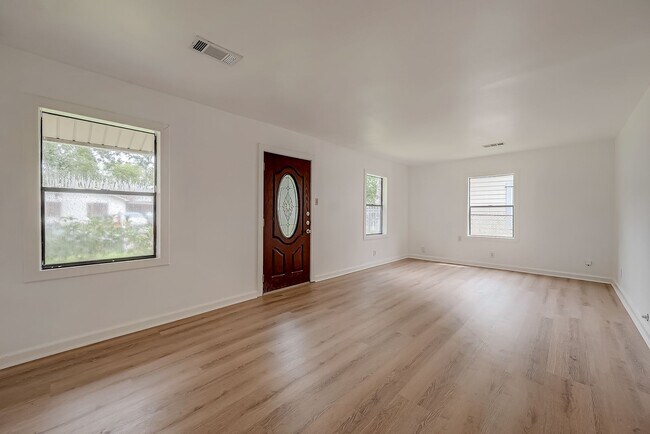 Building Photo - For Lease | 3 Bed, 1 Bath | 1,199 Sq Ft | ...