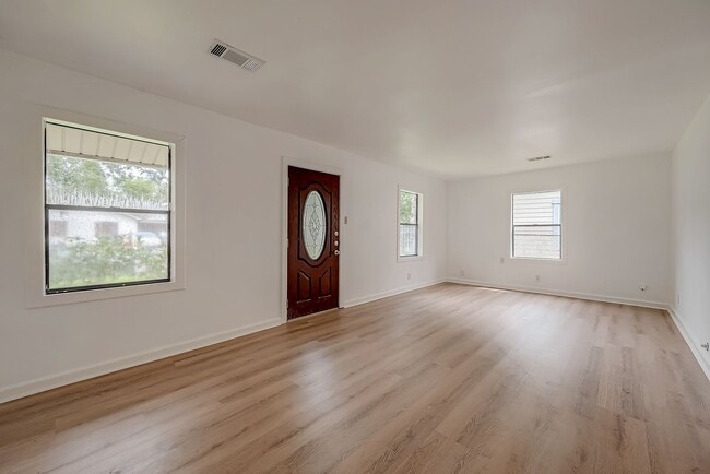 Building Photo - For Lease | 3 Bed, 1 Bath | 1,199 Sq Ft | East End Houston