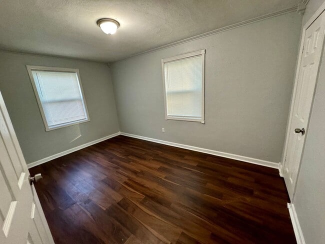 Building Photo - Renovated 3/2 Single Family Home Available Now!