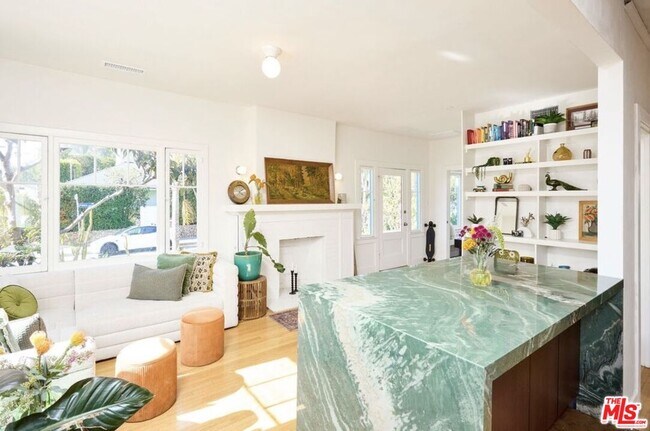 Building Photo - 818 Palms Blvd