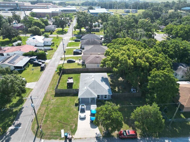 Building Photo - 609 NE 11th Ave