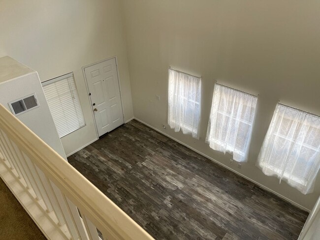 Building Photo - Spacious 4br/3ba Single Family Residence in Beautiful Eastlake Greens Community