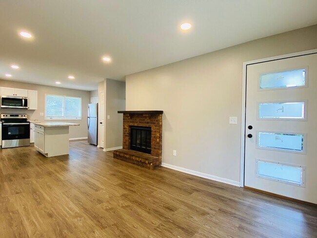 Building Photo - NEWLY REMODELED RANCH!! - 3 Bedroom, 1 Bath Home in Ankeny